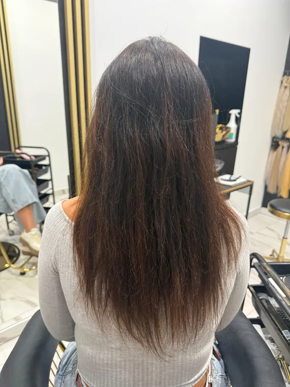 Ciemne włosy przed przedłużaniem – salon Oaza Piękna Wąbrzeźno